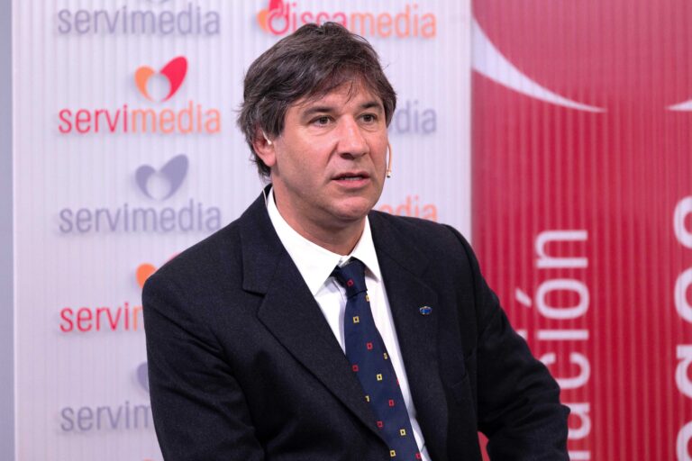 Un hombre con traje oscuro y corbata estampada se sienta frente a un telón de fondo con los logotipos "servimedia" y "discapacidad" y habla con un micrófono de diadema. Cinco años de la Ley 8/2021