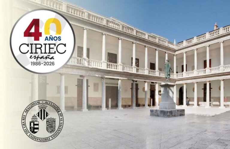 Un amplio patio blanco con columnas y una estatua en el centro, en el que aparecen los logotipos de «CIRIEC España 40 años (1986-2026)» y de la Universitat de València en la esquina superior izquierda. Ciriec-España